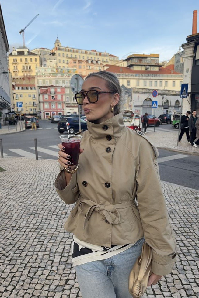 Mara cropped trench coat in beige | SOKYND