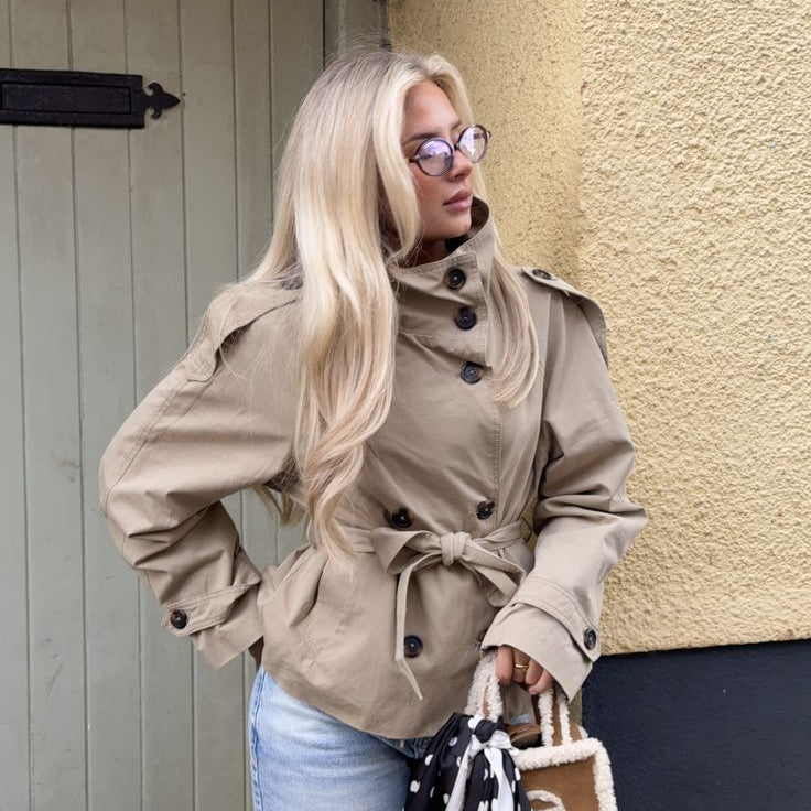 Mara cropped trench coat in khaki | SOKYND