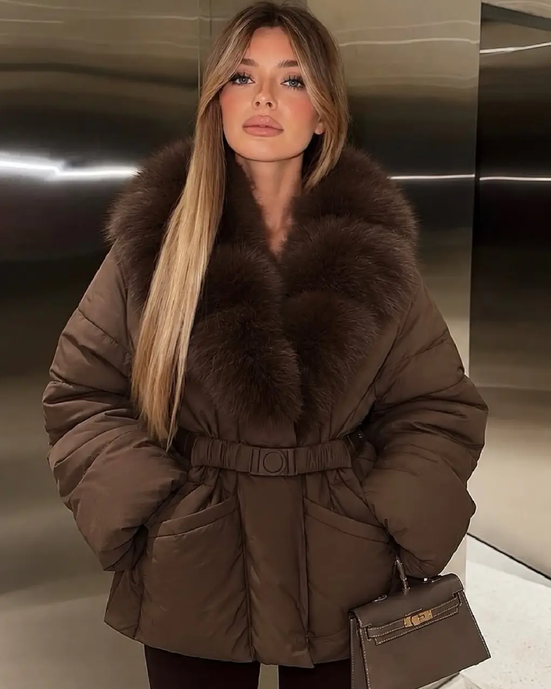 Parka Acolchoada Sara com Gola de Pelo Sintético e Cinto