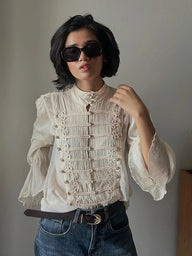 Blusa Addison Vintage com Gola Subida e Botões Frog
