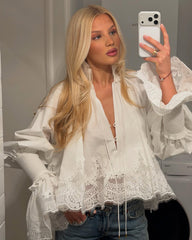 Carla Blusa com bordado e acabamento em renda