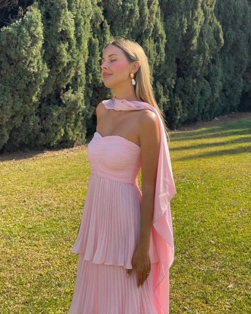 Vestido maxi plissado rosa sem alças SOKYND usado ao ar livre
