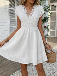 Vestido justo Daniela em renda francesa com decote em V