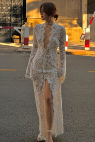 Vestido Maxi Emma em Renda com Decote em V e Fenda