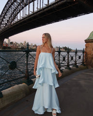 Erica Vestido Longo em Cetim com Folhos em Camadas