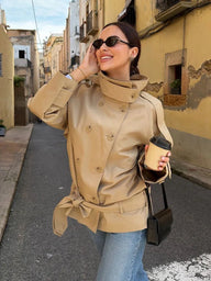 Trench Utilitário Curto Katie com Gola Alta