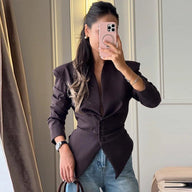 Blazer Tanya estruturado com ombro marcado e cintura ajustada