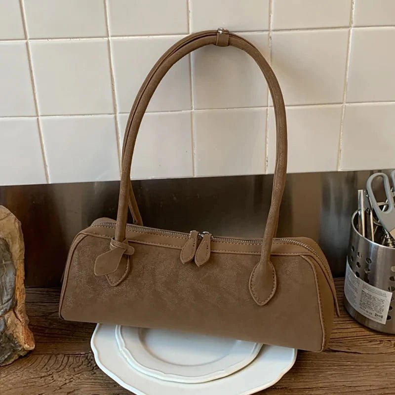 Emma Mala Baguette em Faux Suede